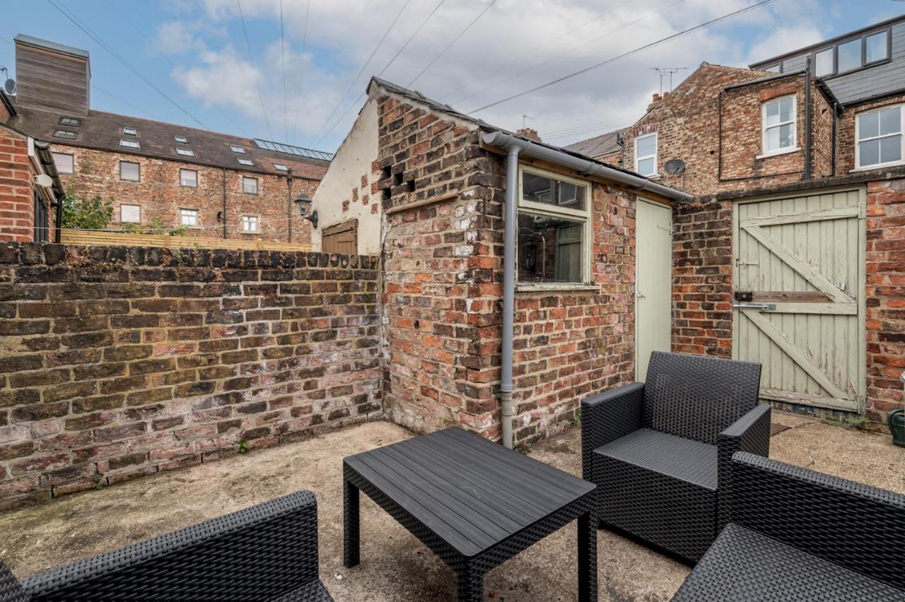 Pass The Keys Gorgeous Terrace Near Bishy Road Villa York Bagian luar foto