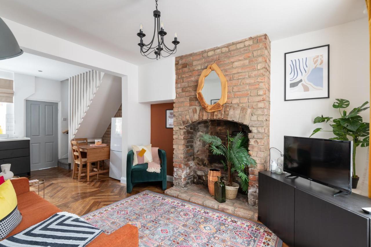 Pass The Keys Gorgeous Terrace Near Bishy Road Villa York Bagian luar foto